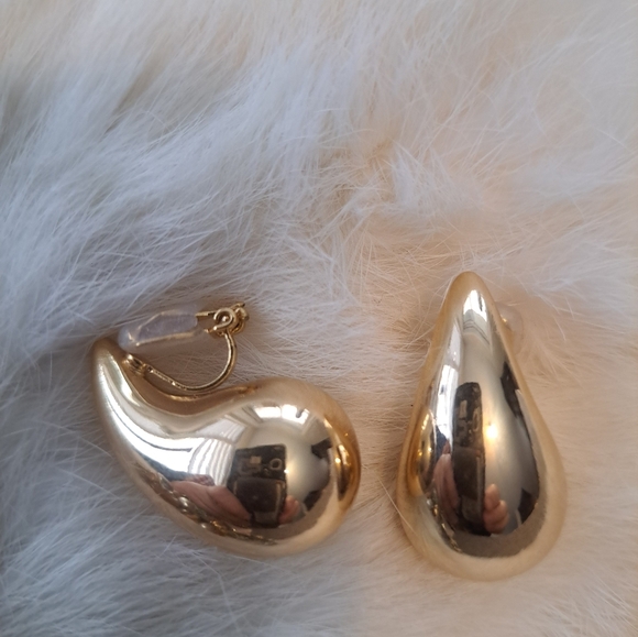Gold tear drop shaped earrings - Picture 2 of 3